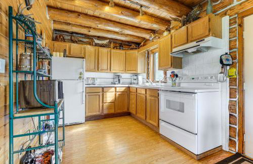 Log Cabin with Pond and Trail Access in Almond! - Foto 8