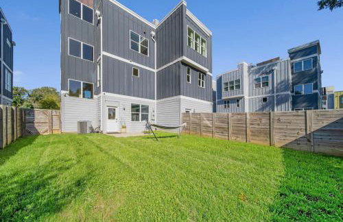 Modern 4-Story 3-BR Townhome with Rooftop Lounge - Foto 25
