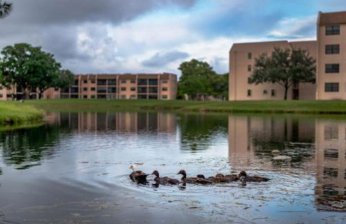 Waterfront Oasis Escape with 7 Seats Hot Tub! - Foto 39