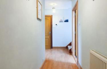 Parkgate Apartment - Near M90, Amazon, Edinburgh - Photo 9