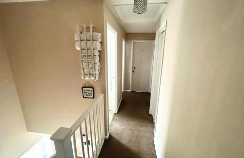 Clicketts - 3-Bedroom, Full Entire House, Sleeps 6 guests, Free wifi, Street Parking, Smart TV, Basildon, Essex London - Foto 2