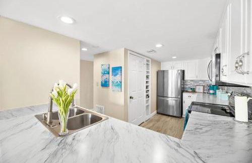 *OCEAN FRONT* Pier-adise 2Bed/2Bath, Sleeps 8 - Photo 4