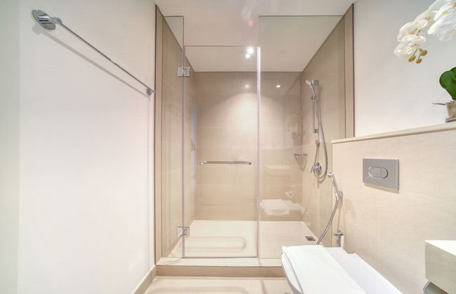 Classy Downtown 2BR w City View Balcony - Photo 42