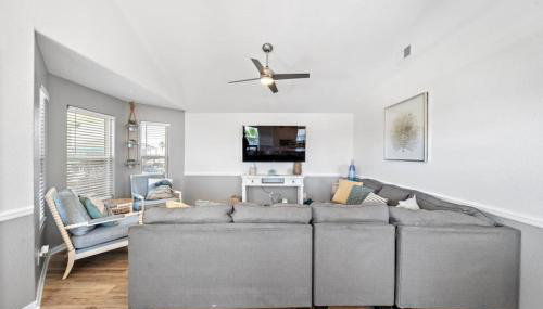 Beach Cottage with Soaking Pool and Outdoor Oasis - Photo 4