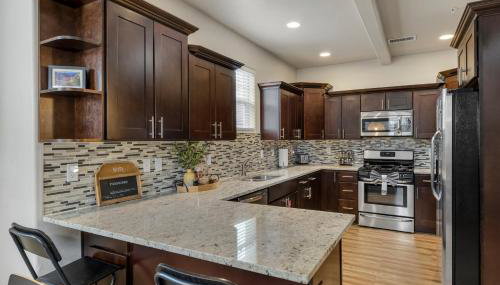 Mountain Peaks Getaway 4BR4BA Pet-Friendly Central AC Near Downtown Trails - Foto 3, Other