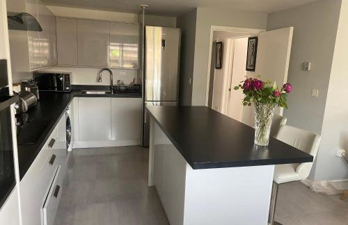 Modern 2 bedroom flat with Sky TV & free parking - Foto 5