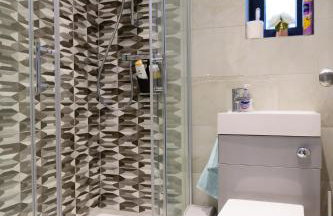 Located in the peaceful NG8 Wollaton , Perfect for Business Trips & Family Holidays or working proffesionals-long term deals, M1 Nearby , Free Parking , Private Garden , 500Mb Wi-Fi , Netflix - Foto 36