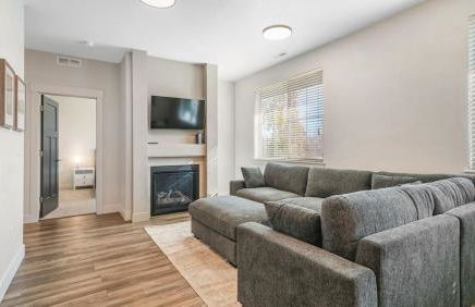 Cozy Swiss Condo -King Bed, Sleeps 6, Free Blanket - Foto 4