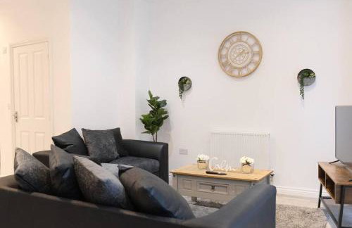 Prime Location - 4 Bedroom 3 Bathroom House - Sleeps up to 8 - Free Parking, Fast Wifi, Balcony, Smart TV and Private Garden by Yoko Property - Foto 21