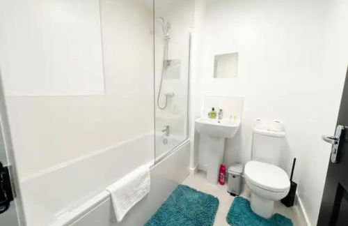 Superb 3 Bed Home Away from Home in Glasgow, just off M8 with free parking - Foto 16