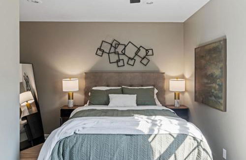 New Renovated 5BD Home with Hot Tub Sauna & Game Rm - Foto 49