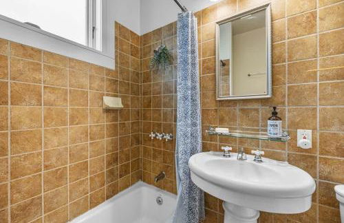 #Urban Elegance 3BR With Parking Near UC BART & Downtown - Photo 10
