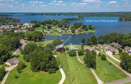 6BR Lakefront Private Dock & Bonfire Sleeps 12 - Foto 9