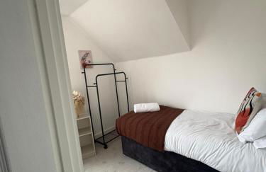 Spacious 4BR House with 2 Bathrooms and 1 WC ideal for Families, Professionals and Relocators near NEC, BHX, HS2 and JLR with Travel Cot, Pets Allowed and Free Parking - The Home Makers Hub - Foto 48