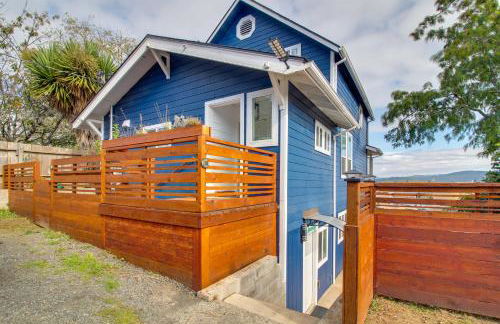 1 Mi to Dtwn Coos Bay Sleek Apt with Deck and Views! - Foto 1