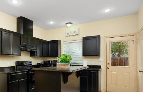 Hummingbird Haven 7 w King bed free parking Patio - Foto 4