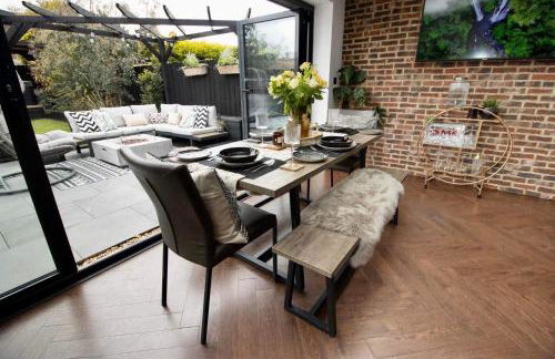 The Longsands Home- Coastal Retreat with Hot Tub - Foto 3