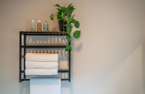 Cosy 3-Bed House With Parking, 5 Mins to QE & Uni - Photo 5