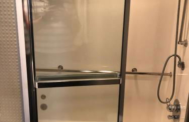 Luxury Afloat Yacht Paradise 3 bedrooms 3bath 5 beds with full Marina view - Foto 13