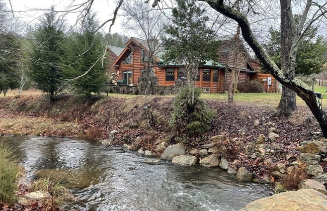Deluxe log cabin! Pet and motorcycle friendly - enjoy nature with family and friends! 3 Bedroom Cabin by RedAwning - Foto 1
