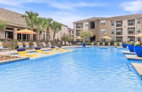 LUX Resort Inspired 2BR Near Houston Pool Gym - Foto 33