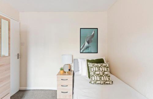 House - Sleeps up to 10 & Free Parking - Foto 4