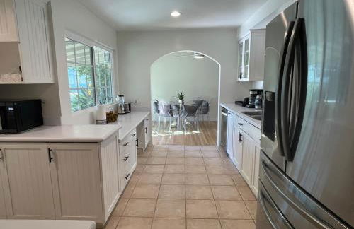 Granada Hills Private Unique Pool Luxury 4BR Family Retreat - Patio, Outdoor Dining, BBQ Grill, & Free Parking - Foto 17