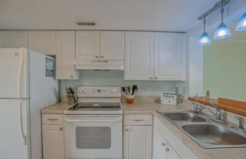 NEW LISTING! Two Bedrooms in A Building with Marsh and Ocean Views - Foto 12