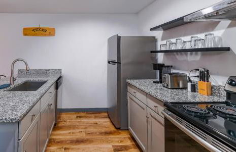 Cozy retreat minutes from stadiums - Photo 11