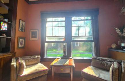 1920s Phoenicia Bungalow with Vintage Furnishings, Sauna, Fireplace, & Fenced Backyard - Foto 9