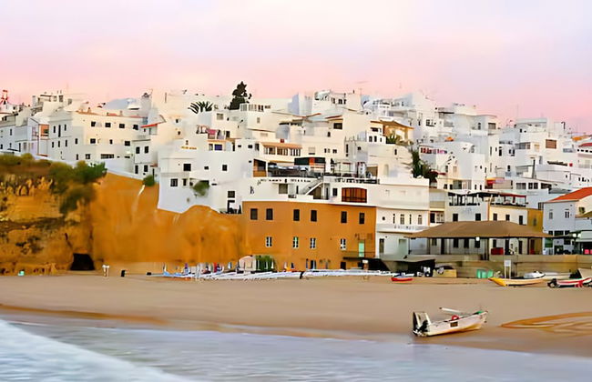 Marina View 1 Bedroom Apartment w Swimming Pool - Photo 10