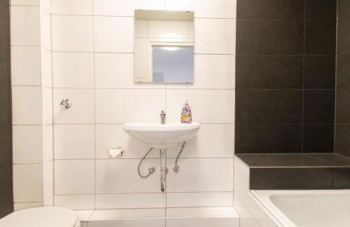 Tolstov Apartments - City Apartments with 2 , 3 and 6 Rooms - 15 Min to Messe DUS and Old Town DUS - Foto 29