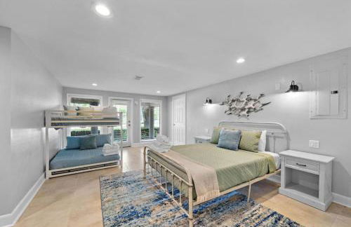 Waterfront oasis with private pool, game room, fire pit and volleyball court - Foto 56