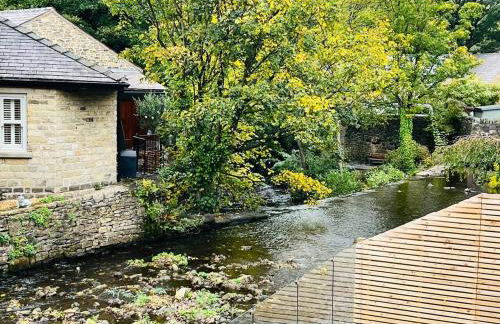 Elegant Hayfield Escape - Heart of Peak District - Photo 36