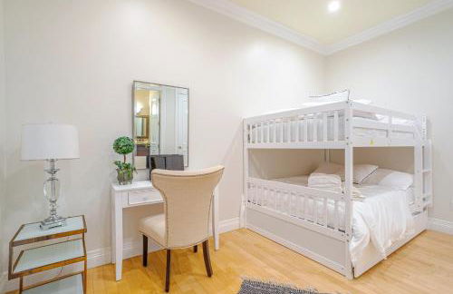 Regal 4 bed with hot tub close to Universal sleeps 15 - Foto 32