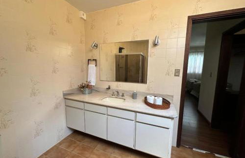 Quarto Elegante - Casa com piscina no Centro - Foto 54