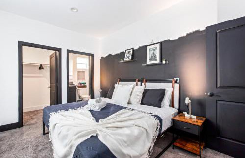 Spacious Luxury Villas in the heart of LA! Free parking and Jacuzzi - Photo 70