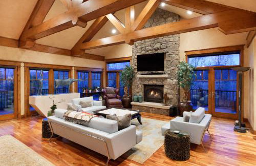 Luxe Artful Mountain Retreat with 4 King Suites, 8 Person Hot Tub and 3 Decks - Foto 26