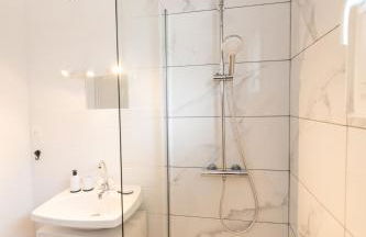 LE DAUPHIN - Place parking privée gratuit - WIFI et TV - Foto 25