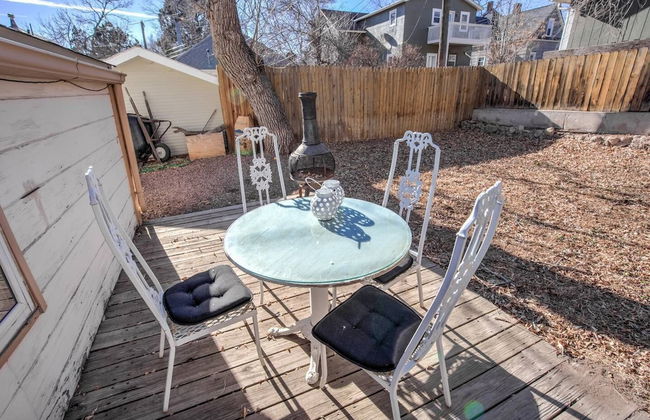 Pet Friendly 1900 Classic 3 Bedroom Value - Photo 21