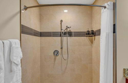 Modern Condo w/ Cathedral Views in Great Location - Foto 25