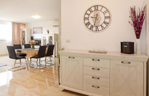 Modern 2-Bed Apt, Late check in available - Photo 36