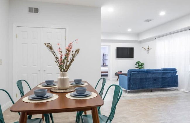 Cherry Suites 2BR Apt w W D Arcade Machine - Foto 27