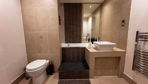 Cosy 2-Bed Modern City Apartment with Balcony - Foto 4