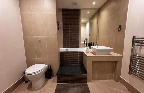 Cosy 2-Bed Modern City Apartment with Balcony - Foto 4