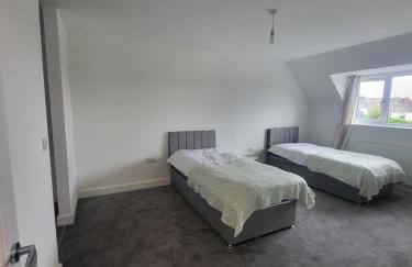 Modern 3-Bed House in Rotherham, WiFi, Garden & Free Parking - Foto 5