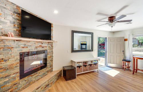 Near Woodland Lake Park Home with Fire Pit! - Foto 10