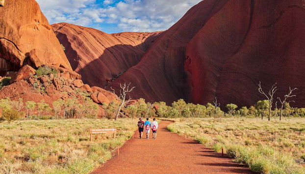 Esplorando la base dell'Uluru