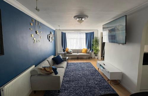 Modern & Spacious 3BR House Bracknell - Berkshire - Photo 59