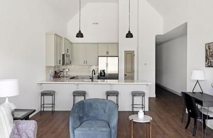 Landing Stylish 2BD Gym Clubhouse - Photo 6